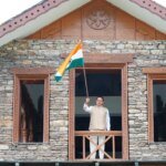 सीएम धामी ने मुख्यमंत्री आवास पर तिरंगा लगाकर दिया ‘हर घर तिरंगा’ का संदेश